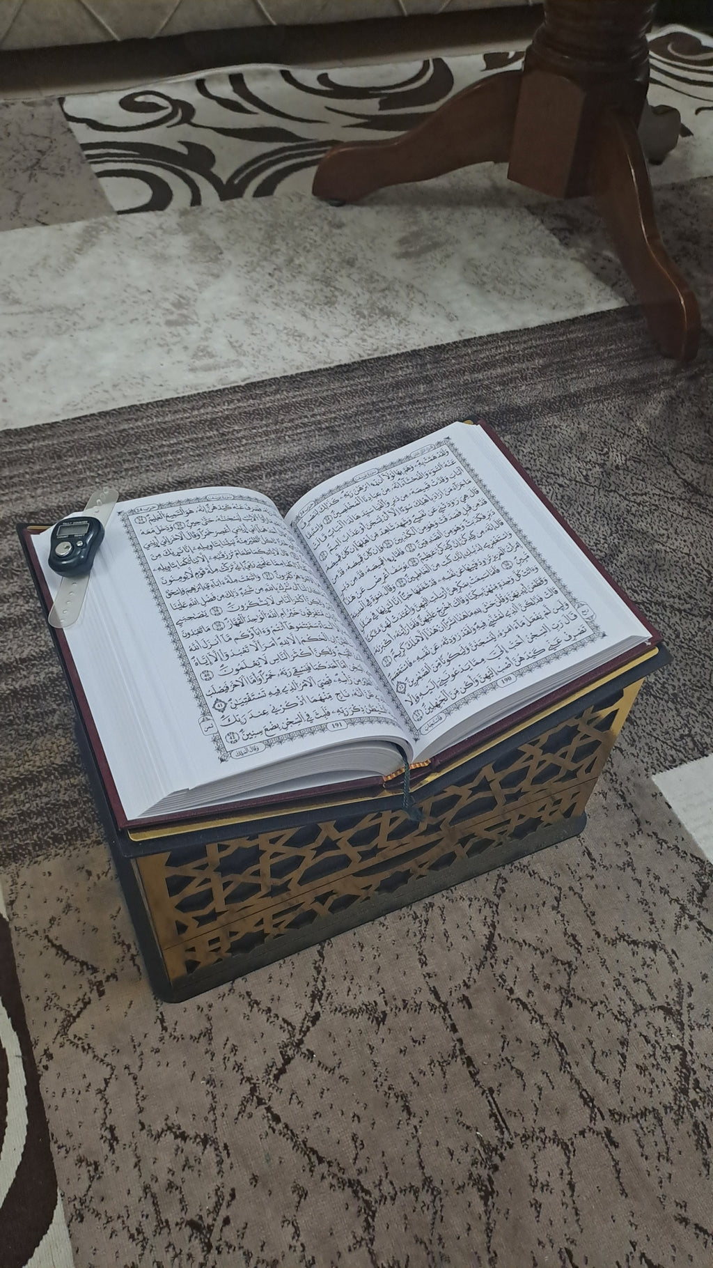 حامل المصحف العملي مع درج التخزين