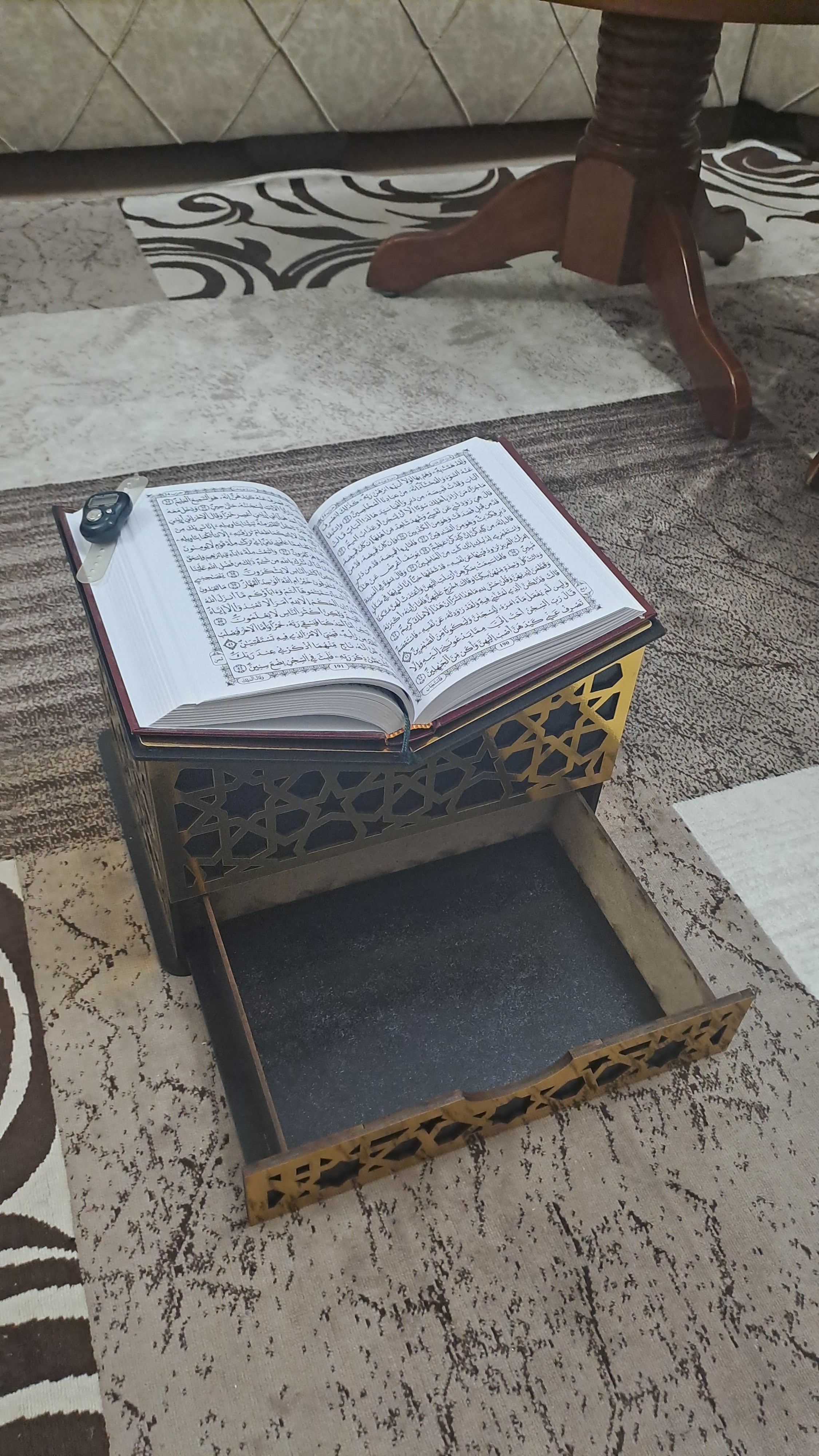 حامل المصحف بالدرج