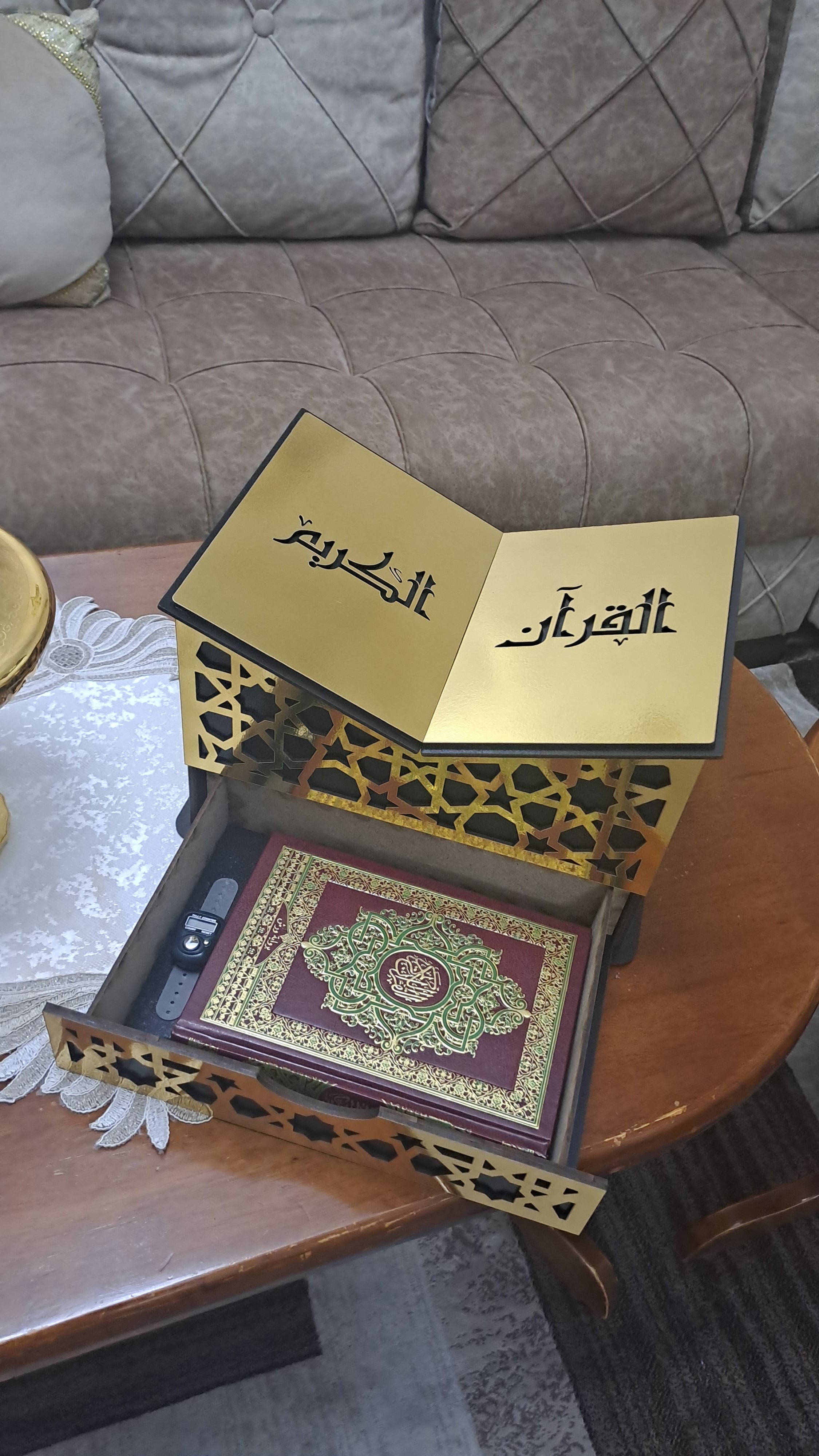 حامل المصحف العملي مع درج التخزين