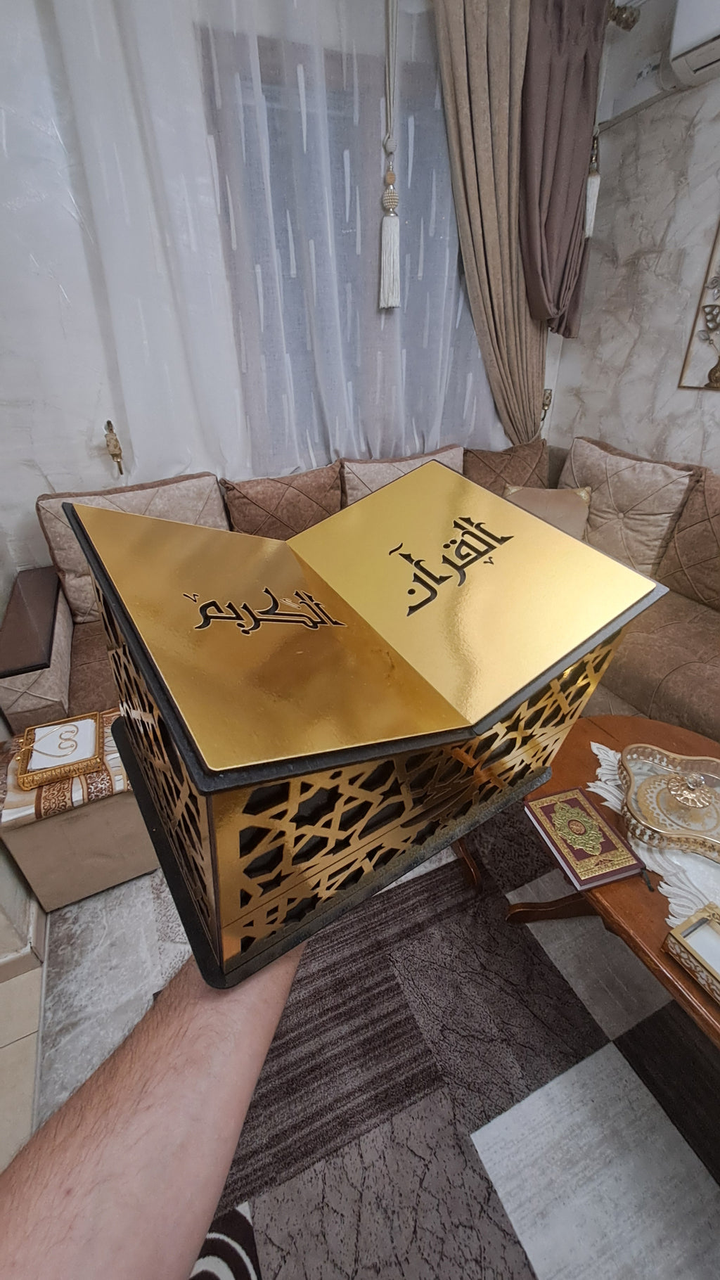حامل المصحف العملي مع درج التخزين